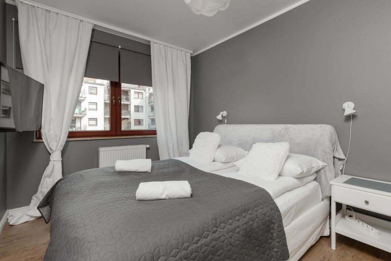 City Center With Balcony By Renters Lägenhet *